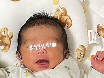 そっくりな双子!?白菜柄の服を着た赤ちゃんと、ひいおばあちゃんが収穫した本物の白菜の奇跡的なコラボに10万人が感動！