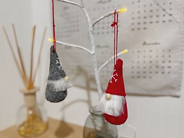 飛ぶように売れている【セリア】「ミニマルにクリスマスを楽しめる！」超優秀人気グッズ3選 