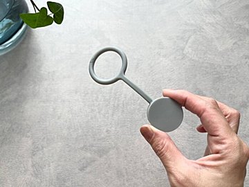 「まるで大きなケーブルバンド!?」キャンドゥの意外な物の落下防止に役立つ買わなきゃ損な便利グッズ