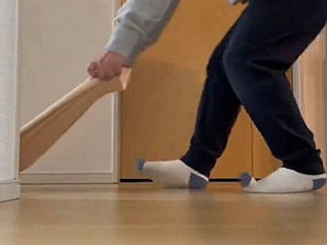 辛くてもがんばっちゃうのは猫飼いの宿命!?ネコちゃんたちを夢中にさせたタオル1枚で可能な遊びとは