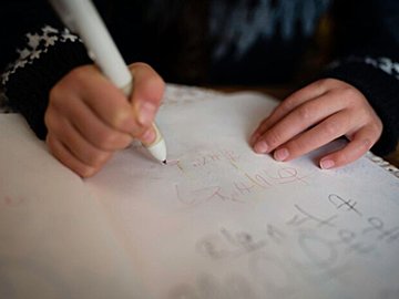 大好きな気持ち、ママに届け！4歳娘の書いた手紙。読めないけれど、伝わってくるやさしさに心が温まる