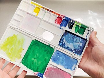 【意外なものが活躍】絵の具パレットの汚れが落ちない？そんな時は、この方法を試してみて！
