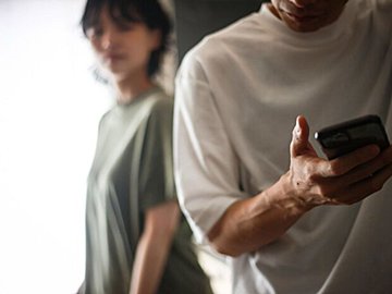 【チェックリスト付き】スマホを裏返しに置いていたら要注意!?パートナーの浮気を見抜く10のサイン