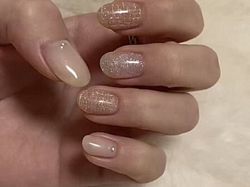 ふわふわなファーが背景かと思いきや、正体は愛犬の毛?!柴犬を背景にしたネイル記録に「めちゃ高級感ある背景」