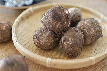 里芋 を使ったおすすめレシピ38選 定番の煮物や炊き込みご飯から子どもも喜ぶアレンジレシピまで サンキュ