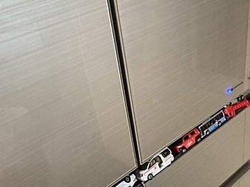 2歳の息子がミニカーを並べたのはキッチンの“ある場所”だった！まるで立体駐車場のような光景に、ママは思わず「やめて」