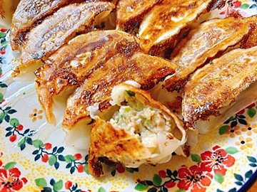 【業務スーパー】やっぱり最強！新作冷凍餃子2種類がアツい！肉汁あふれる餃子を食べ比べ