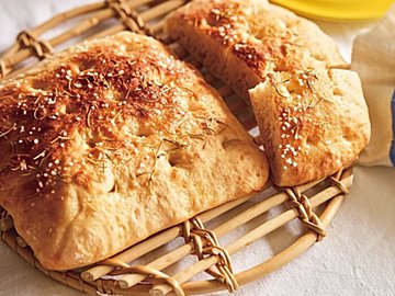 寝る前に仕込んでおけば翌朝15分で完成！じつはカンタンにつくれる「焼きたてフォカッチャ」