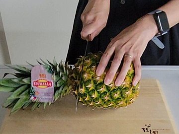 1分もかからない！青果勤務が教えるパイナップルを早くカットする方法