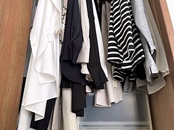 やめたらクローゼットがスッキリ整った！服が溢れかえっていた時にやっていた3つのこと