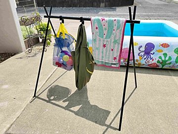 【ダイソー】ハンギングラックがおうちプールで大活躍！「それ取って！」がラクに叶う神アイテム