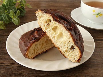 【ファミマ】大満足のボリューム「アーモンドショコラデニッシュ」はたっぷりチョコのスイーツパン