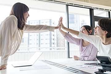 男子に好印象！　職場で「友達思いだな」と尊敬した女子の行動3選