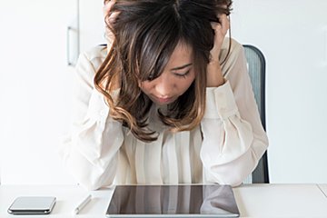 周りにはやめろと言われるけれど…元カレのSNSを見てしまう3つのワケ