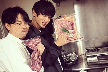 高良健吾、地元・熊本のお肉差し入れにハマケン「いいやつ！」と絶賛