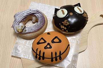 クリスピードーナツ、今年のハロウィンは？　黒ネコの大きな瞳がかわいすぎ