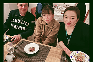 仲里依紗、両親の結婚記念日にコース料理で祝福　「一番の理想の夫婦」