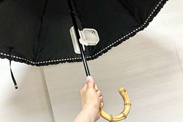 「ダイソー」ミニ扇風機が日傘につけられて超快適！　スマホにも装着可能