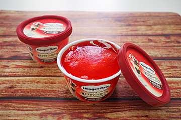 ハーゲンダッツ『苺とブラウニーのパフェ』　真っ赤な苺ソースが溢れる贅沢な味わい
