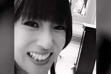 深田恭子、ピアノ演奏動画を公開　その表情にファン歓喜　「反則！」