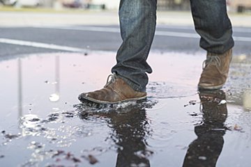 警視庁、雨の日のくつ下濡れを防ぐ“秘密兵器”を紹介　「欲しい」と反響